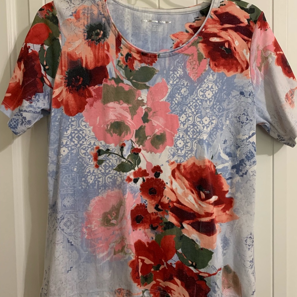 Allison Daley Top t shirt boho red pink blue floral scoop neck PS